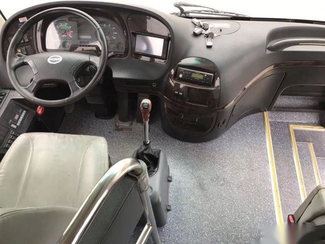 Низкими места модели KLQ6129 53 бренда автобуса тренера хорошего состояния евро III шасси воздушной подушки километра используемые двойными дверями более высокие