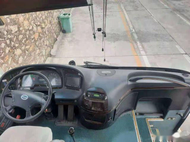 Более высоким автобус используемый брендом тренера KLQ6109 46 усаживает дверь Singel управления рулем низкого километра левую