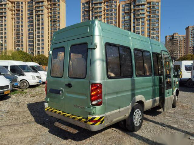 Подержанный мини-автобус 17 мест марки 2.8T Дизельный двигатель Электрические ворота Евро III