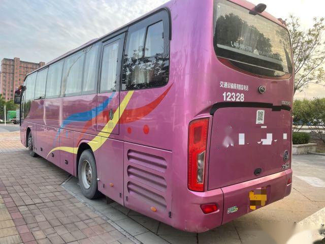 Используемое евро IV 270kw двигателя Yuchai шасси мест модели XMQ6113 51 туристического автобуса стальное