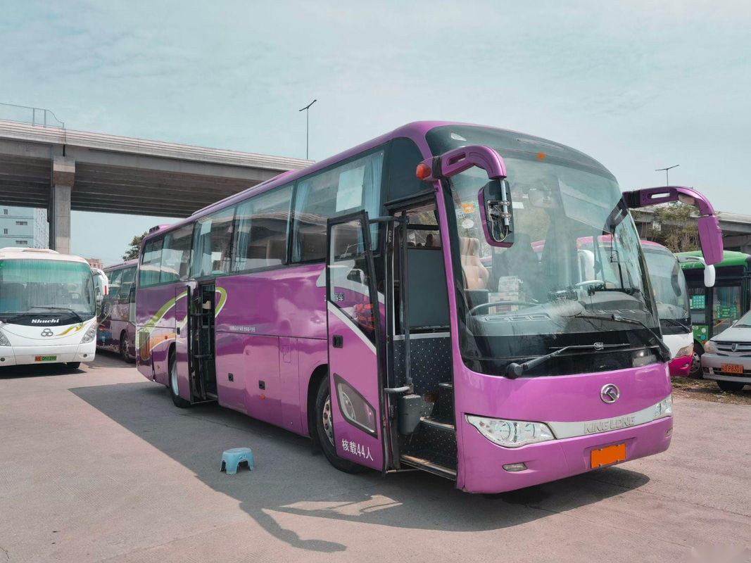 Используемый автобус XMQ6117 44 Kinglong усаживает задним тренера/туристического автобуса воздушной подушки двойных дверей двигателя используемых шасси