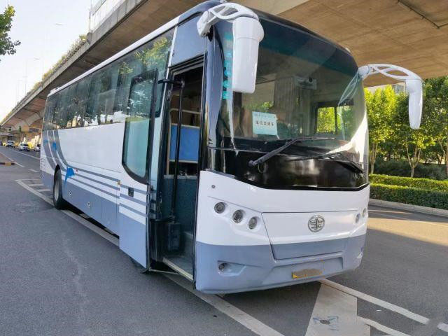 Автобус Faw & тренер AC6107 использовали километр двигателя 162kw мест CA6 автобуса 46 тренера низкий высококачественный