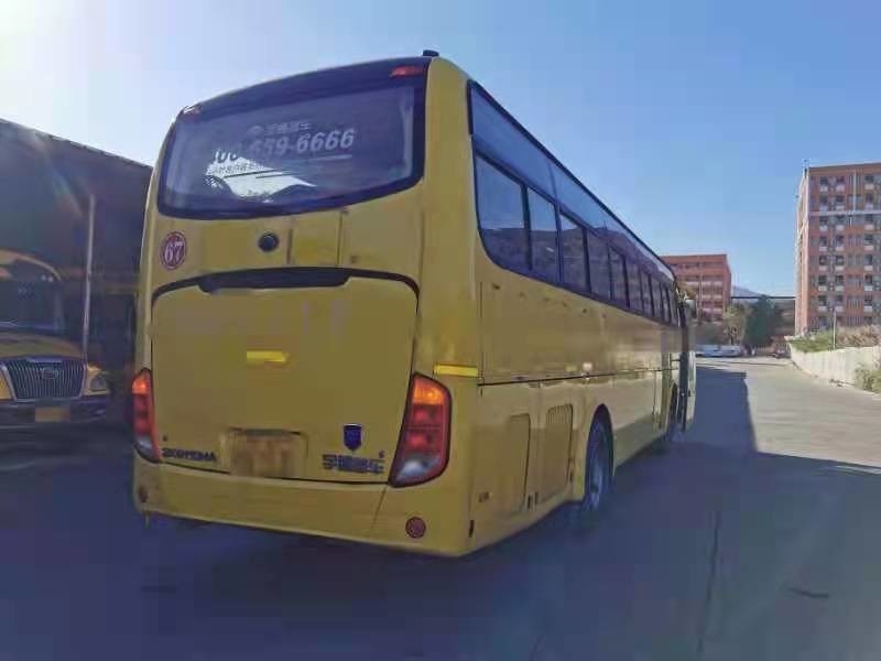 Используемый автобус Zk6110 60 Yutong усаживает тренера путешествия плана LHD двигателя 2+3 зада Yuchai
