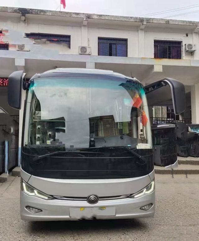 Yutong использовало роскошь автобуса тренера автобуса ZK6907 2021 39 мест автобус Yutong оценивает дизельное шасси воздушной подушки