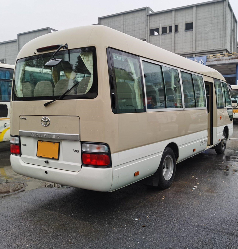 Двигателя 23 Hino автобуса каботажного судна LHD автобус Seater подержанного хаки с роскошной A/C системой