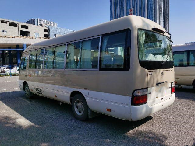 Автобус Тойота используемый каботажным судном с полными автобусом оборудования 20 используемым местами мини в автобусе Munual бензина сползая окна 2012 год