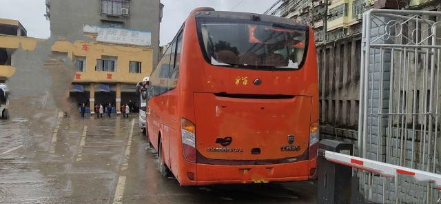 Используемые туристические автобусы ZK6998 Yutong использовали 39 мест дизельный тренер двигателя Yuchai везет используемые междугородние роскошные автобусы на автобусе в 2014 год